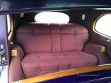 Роскошный диван в автомобиле Паккард